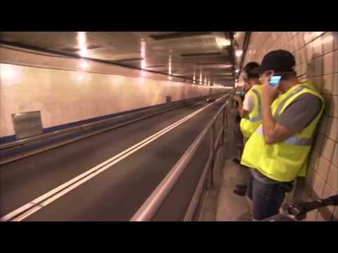 Coulthard recorre el túnel de Lincoln (Nueva York) a 300 km/h con el Red Bull RB7