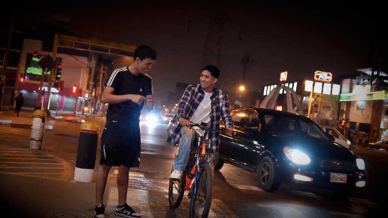 OSCAR JUNIOR DE LA ORQUESTA LA BELLA LUZ REGALA UNA BICIMOTO A VENEZUELANO 