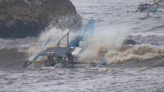 PERAHU KONCO LAWAS NEKAT SAMPAI TERGULUNG OMBAK BESAR Puger Beach ma134