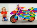 Chris Oyuncak Spor Bisikletine biniyor ve oyuncaklarla oynuyor - Çocuklar için koleksiyon videosu