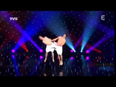 Hombres desnudos bailando