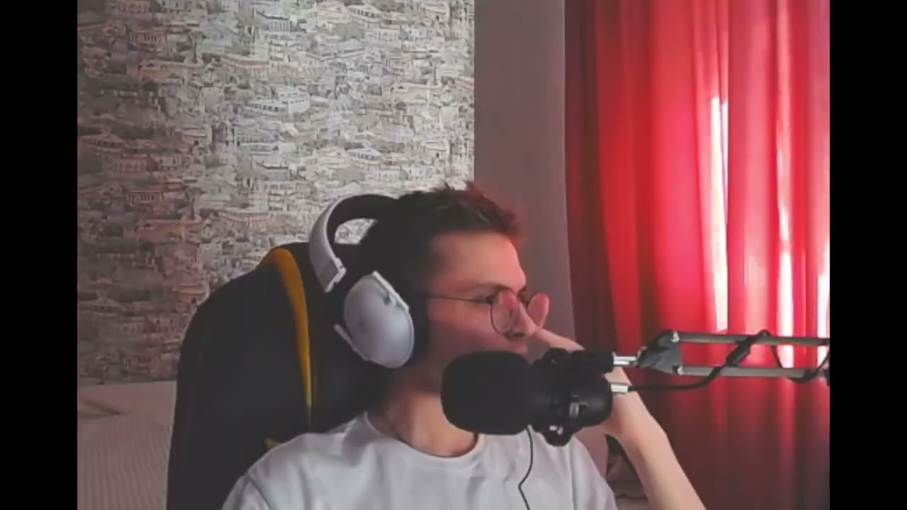 fASTERWTF chilling  while listening Caramelldansen