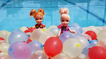 Water fun ! Elsa and Anna toddlers - balloons - pool -  splash - floaties