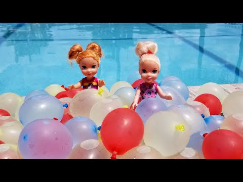 Water fun ! Elsa and Anna toddlers - balloons - pool - splash - floaties