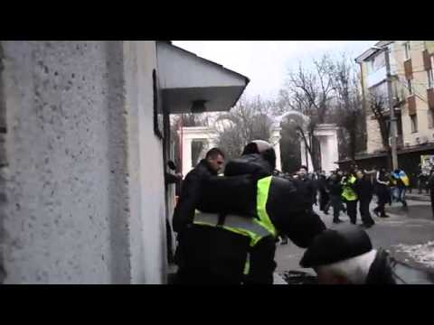 უკრაინის უშიშროების სამსახურის თანამშრომლებმა დემონსტრანტებს ცეცხლი გაუხსნეს