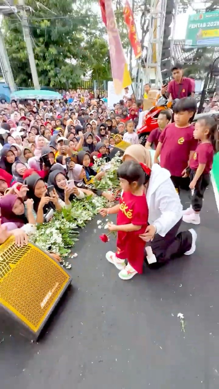 Ga nyangka bisa kumpulin orang sebanyak ini.. #riaricis #moana