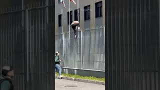 Наркоман в попытке скрыться от полицейских залез в полицейский участок #кудрово #спб