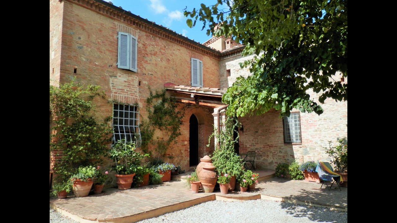 For sale Siena, Tuscany, Italy: a Dream House in idyllic settings with mature gardens.