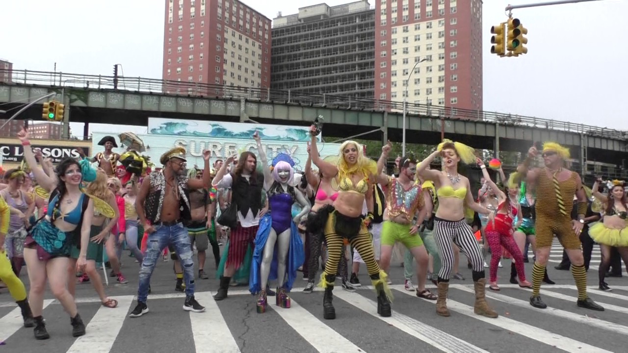 Mermaid Parade~2017~Coney Island~Sea Bee Gee Bees Buzzing~NYCParadelife - YouTube