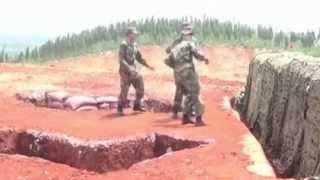 Солдат бросает гранату себе под ноги
