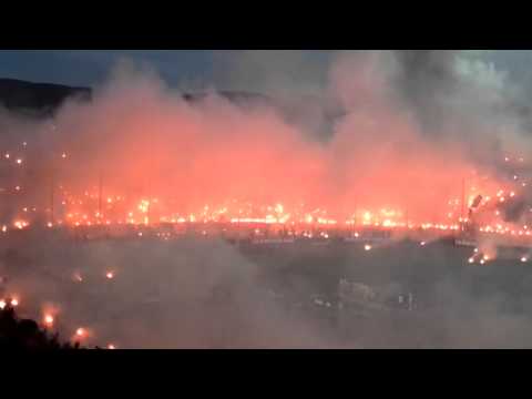 جمهور مجنون يشعل النيران في المدرجات كما لو انهم في حرب وليس مباراة