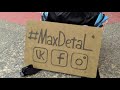 MaxDetal&quot;.Парень играет для прохожих в метро.