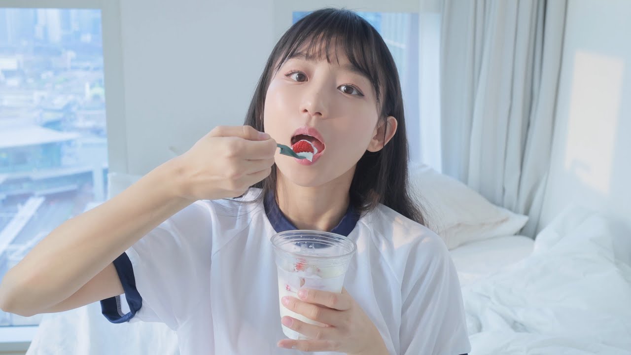 ⁣[4K] 딸기를 요거트에 콕! 엉망진창 ASMRㅣ딸기 좋아