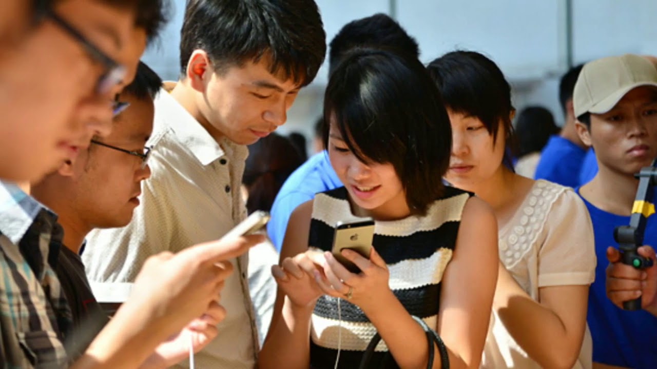 Интернет китайских телефон. Китайская молодежь. Китаец с телефоном. Китайцы молодежь. Японец с телефоном.