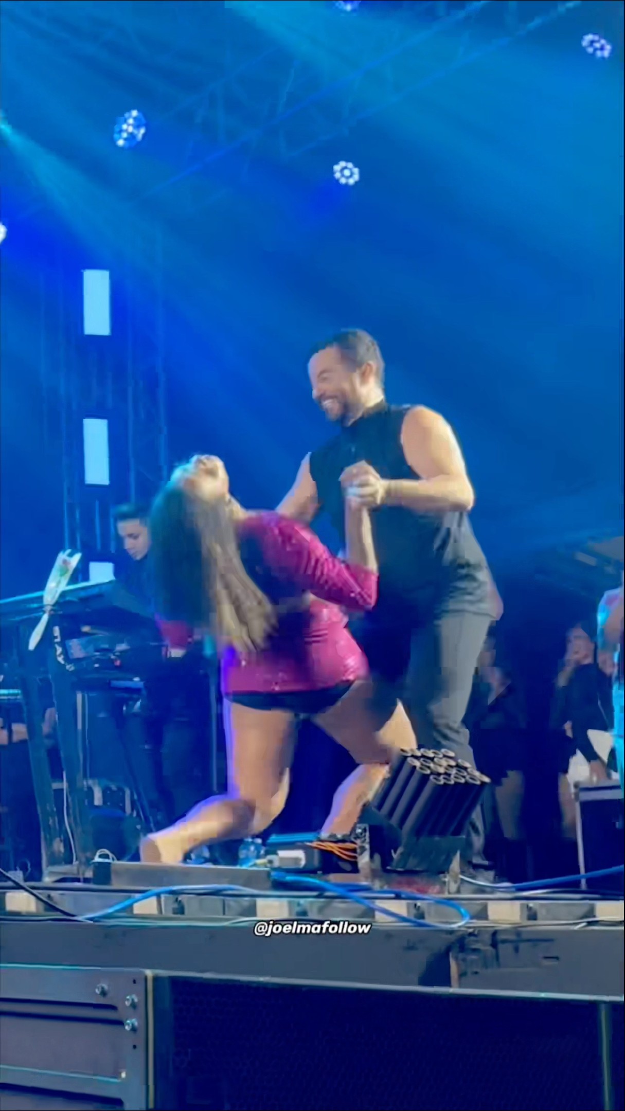 essa garota subiu no palco da Joelma pra dançar e quase levou um tombo