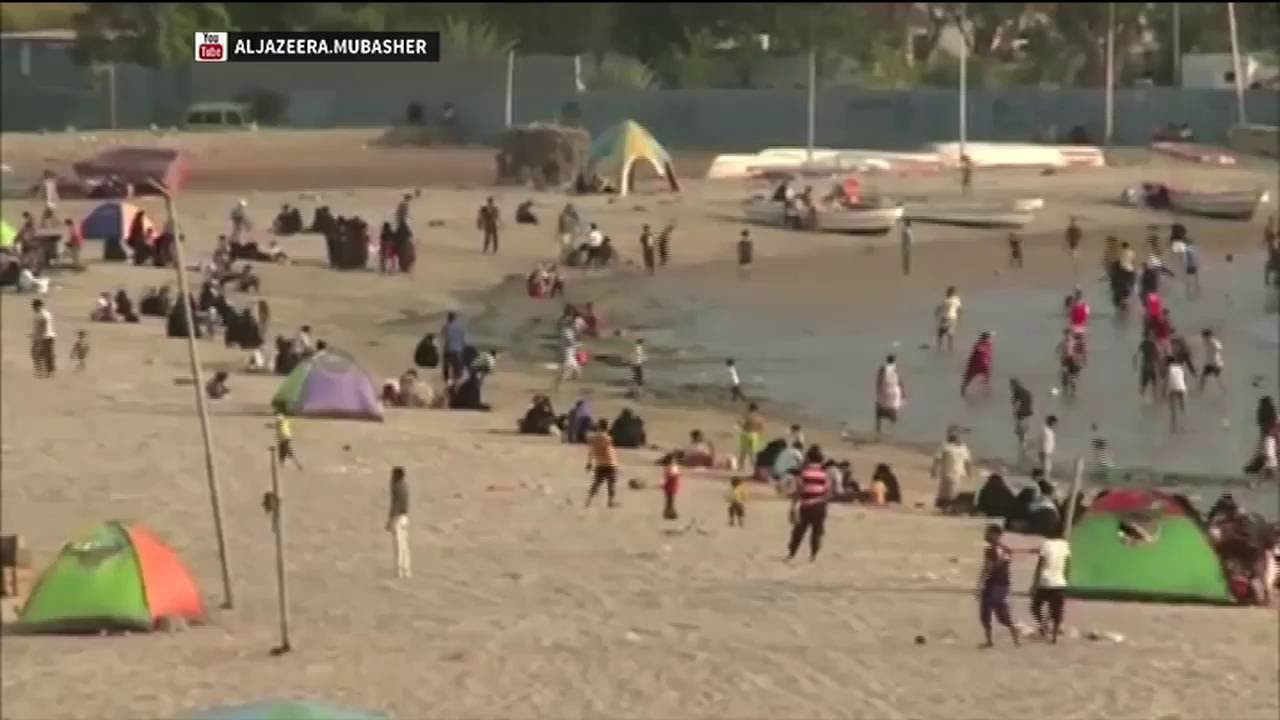 اليمنيون يتوجهون إلى الشواطئ في فصل الصيف رغم نقص الخدمات الأساسية