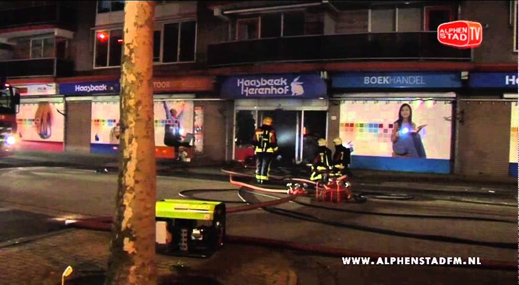 Zeer grote brand boekhandel Haasbeek in Alphen aan den Rijn - YouTube