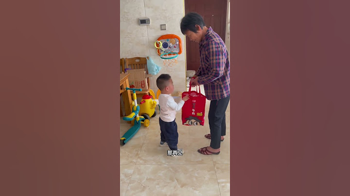 Grandma is going back to her hometown, and the baby takes the initiative to take out the gift#baby