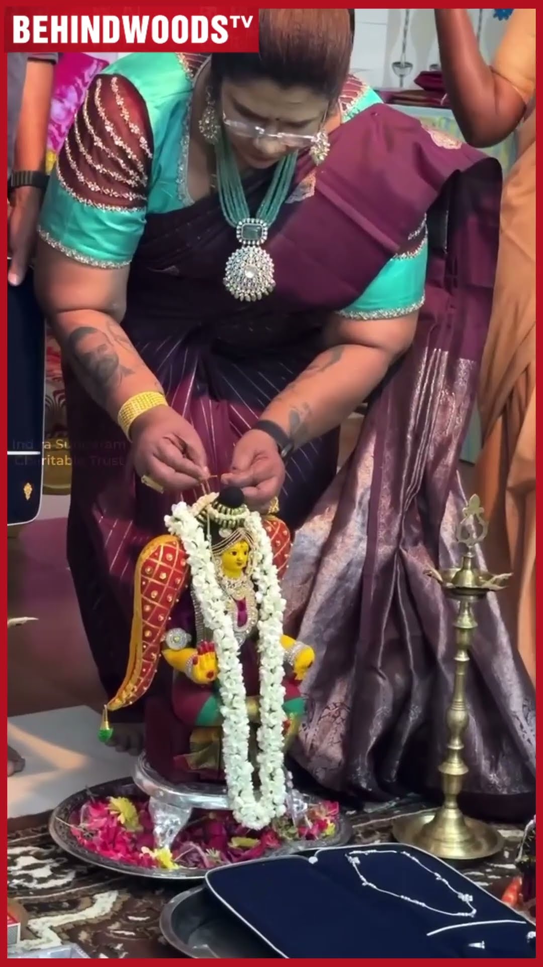 Necklace to செருப்பு வரை சீர்...? பெறாத மகளுக்கு பார்த்து பார்த்து கல்யாணம் பண்ணி சீர் செஞ்ச தாய்