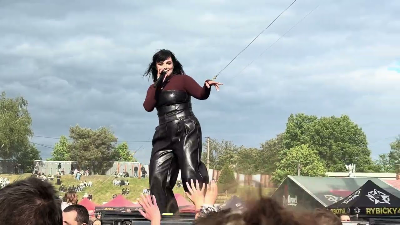 Ewa Farna - Kdo dá víc (Plzeň, Plzeňský Majáles 2025, 17.05.2025)