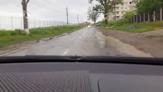 O prezentare a drumului catre comuna Miroslava din Iasi, in urma unei ploi de primavara. Plin de gropi, prundis, de care nu se ocupa nimeni. Filmat la data de 13 mai 2017.