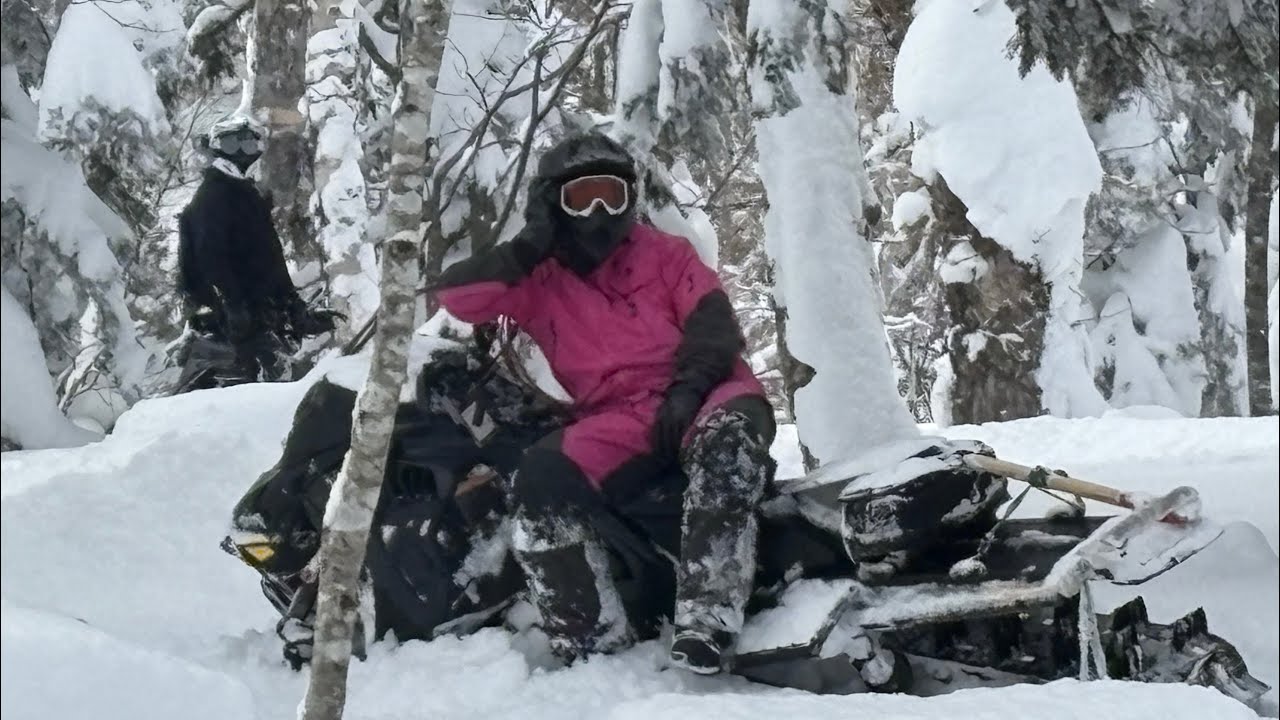 お父さん　スノーモービルに木が刺さって、オイル漏れてますよ〜🤣