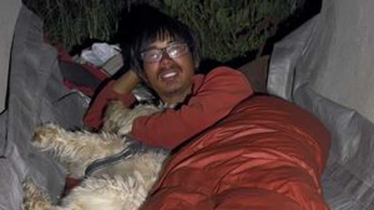 小伙儿胆子太大了，居然不怕狗熊夜晚在豪华桥洞露营！ 