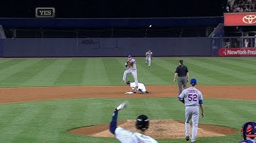 NYM@NYY: Roberts scores on throwing error