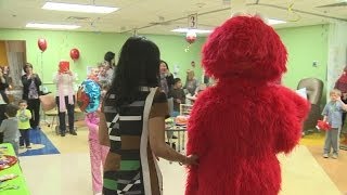 Elmo Cheers Up Children In Hospital