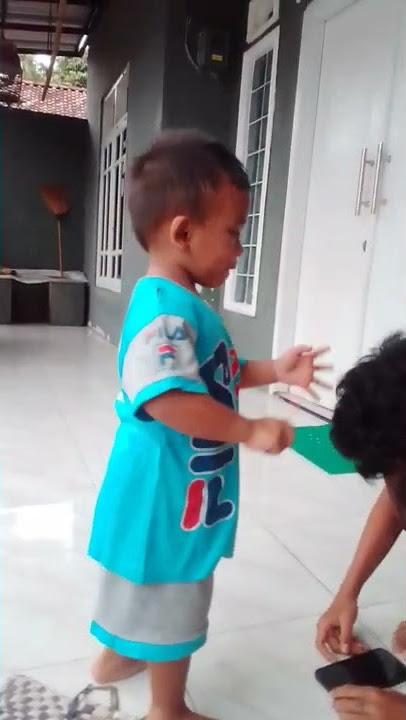 sudah besar harus bisa bantu mama🤣