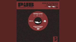 Schlaf zufrieden lächelnd ein