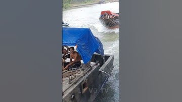 Tàu gje vượt cống 7 cửa|Boats cross the culvert with 7 gates