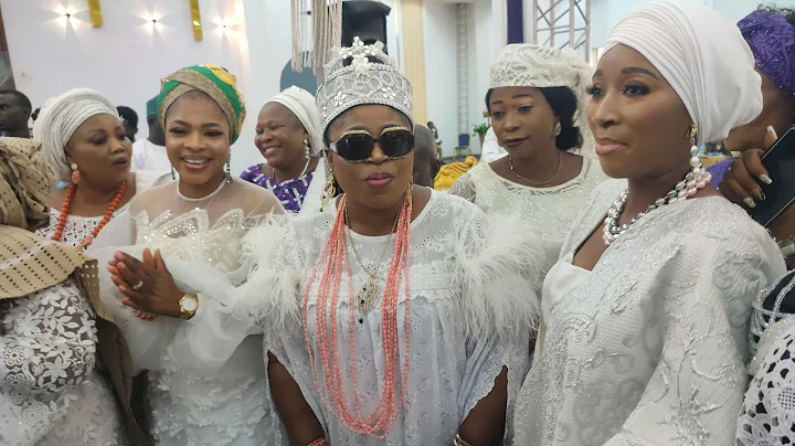 WATCH IYALAJE OODUA EMBRACE AND DANCE WITH ALL OONI WIVES AT OONI SNR BROTHER 60TH BIRTHDAY