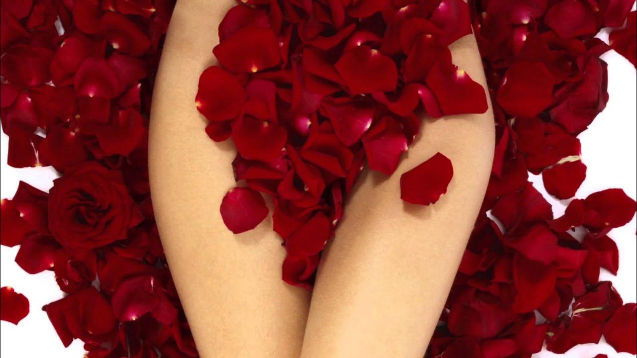 Предвестники месячных у девочек. Критические дни у девочек. Месячные у девушки девственницы. Месячные у девушки девственницы. С днем месячных.