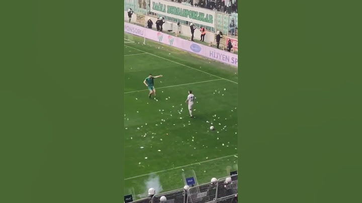 Bursasporlu taraftarlar Amedsporlu Mansur Çalar'a su şişesi atıyor/Bursaspor 2-1 Amedspor/05.03.2022