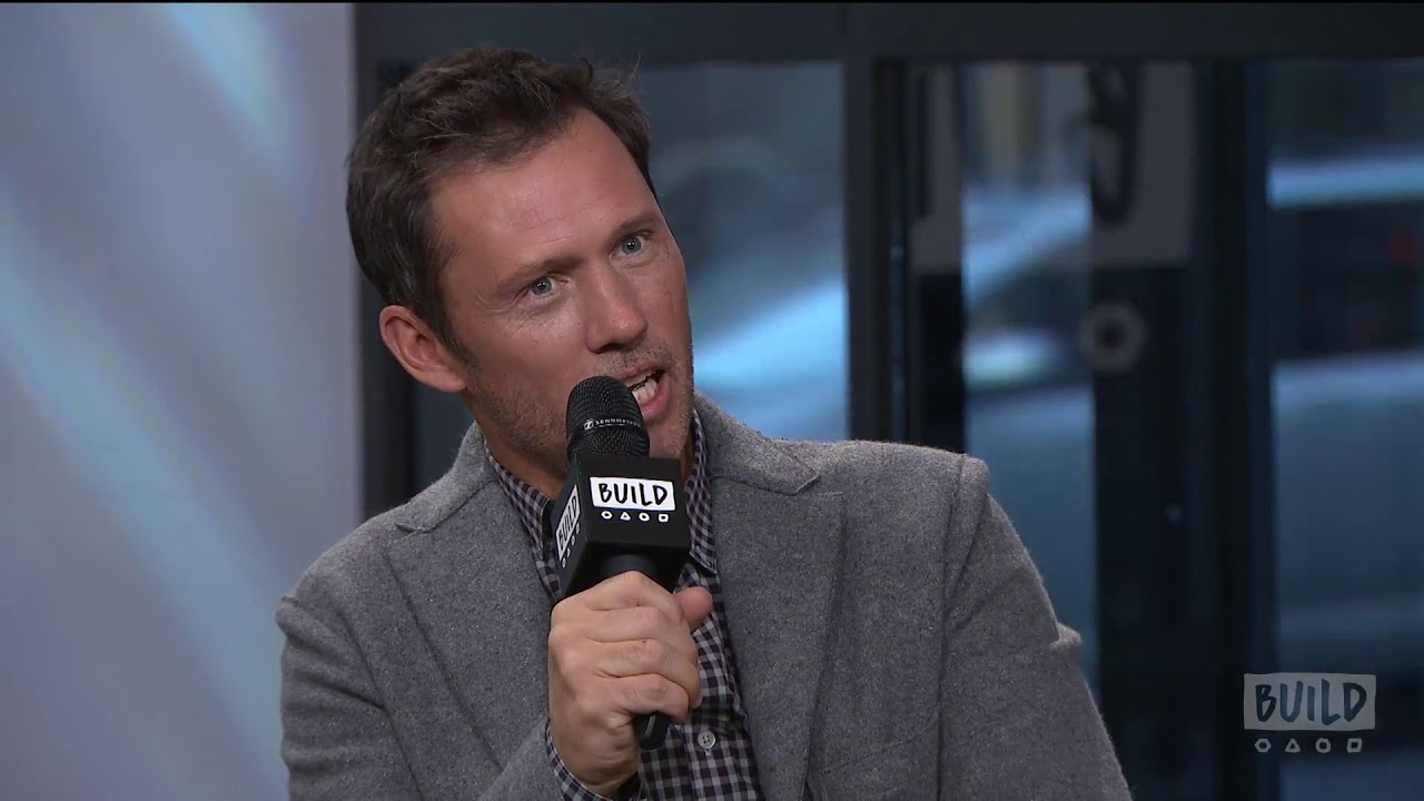 Jeffrey Donovan Knows Some Sleight Of Hand Card Tricks