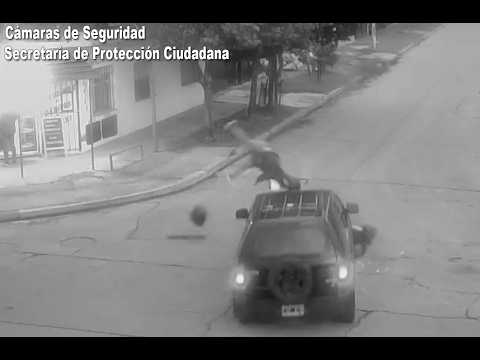 Motociclista voló por el aire luego de un fuerte accidente vial en Don Torcuato