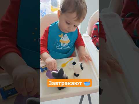 когда лень читать, развлекаемся так 😁 вместо мультиков 📱❌ #двойняшки#двойня#завтрак#шортс#twins