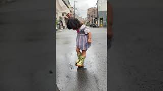 初めての長靴。楽しそうー！＃１歳６ヶ月　＃初めての長靴