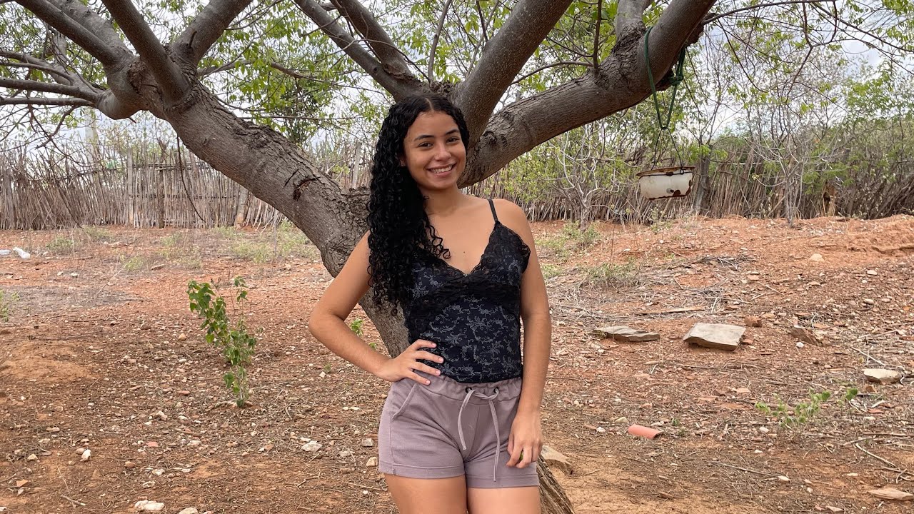 ANGELINA MOSTRANDO OS PÉ DE SERIGUELA E IMBU 