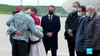 Sophie Pétronin de retour en France, accueillie sur le tarmac par le président Emmanuel Macron