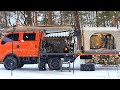 Incroyable camping sous tente de camion dans de fortes chutes de neige