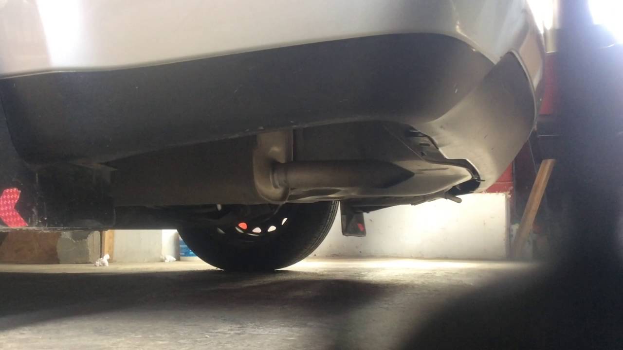 Nissan tiida exhaust reving part 1 YouTube