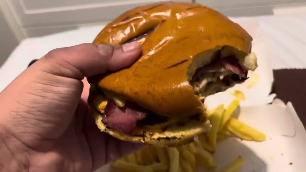 Food review | Chicago Grill | The big Muma burger & chips W Peri Peri Sauce ￼ ￼￼￼