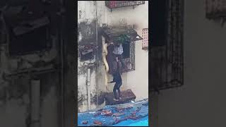 Huge snake tries to enter a building in Thane City, watch how 2 men remove the huge snake. #thane