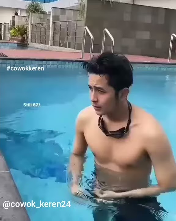 Cowok keren lagi mandi di kolam renang. Dr adit