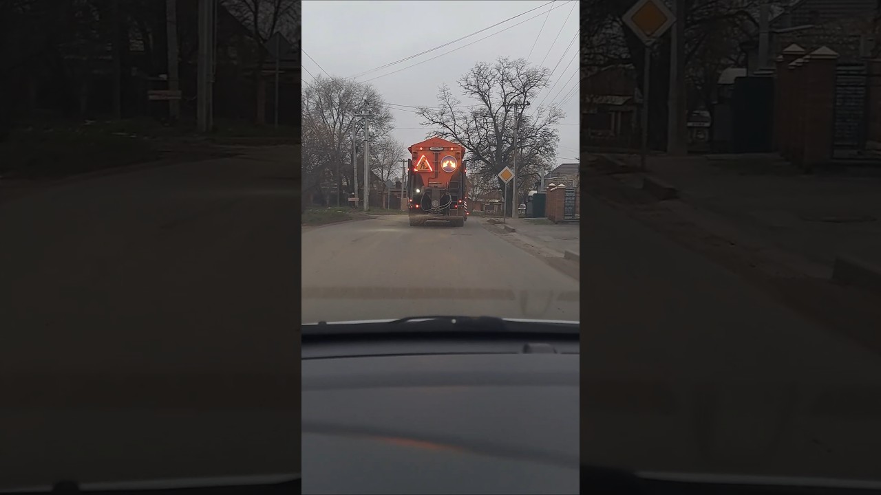 Ну куда ты сыпешь-то? Пидо...