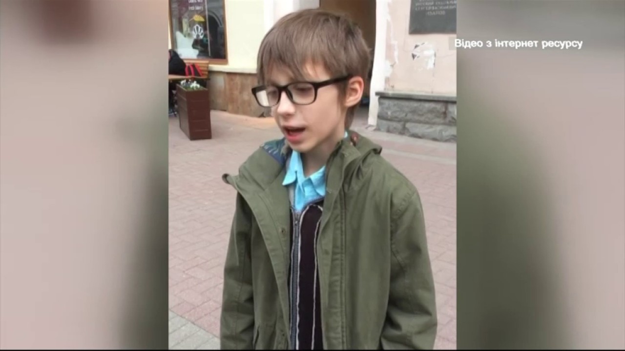 ⁣10-летний мальчик читал стихи на площади в Москве. Его забрала полиция