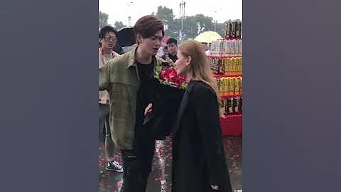 A wealthy PRC Chinese man freaked out and became violence after being rejected by a white girl - DayDayNews