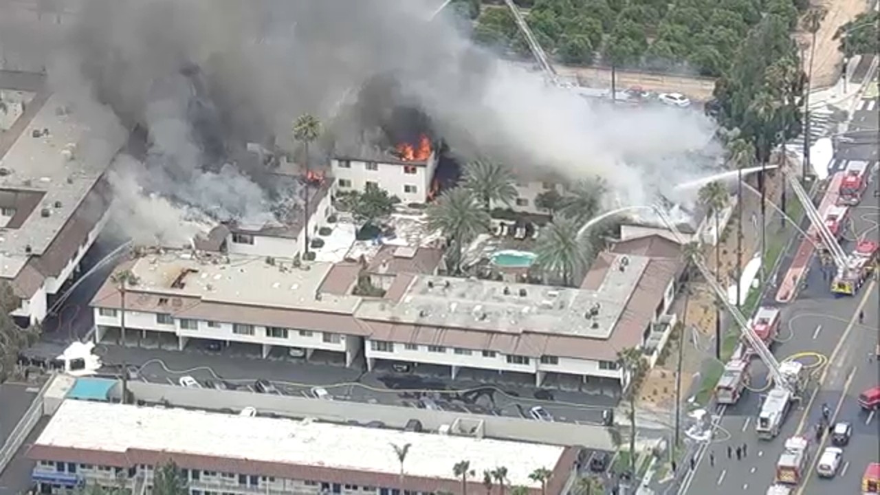 Massive apartment complex fire near UC Riverside displaces 150 people